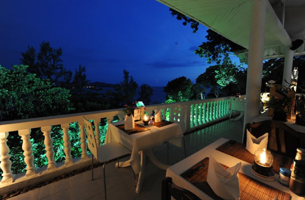 Karon Cliff Contemporary Boutique Bungalows Hotel Restaurant photo